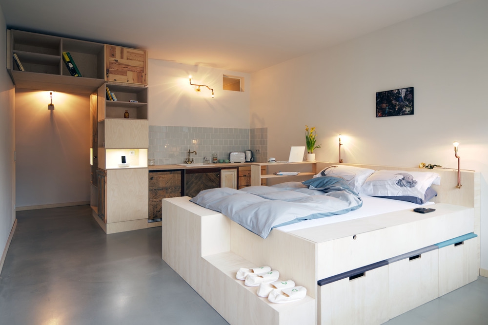 Hotelowa kawalerka i materiały z odzysku